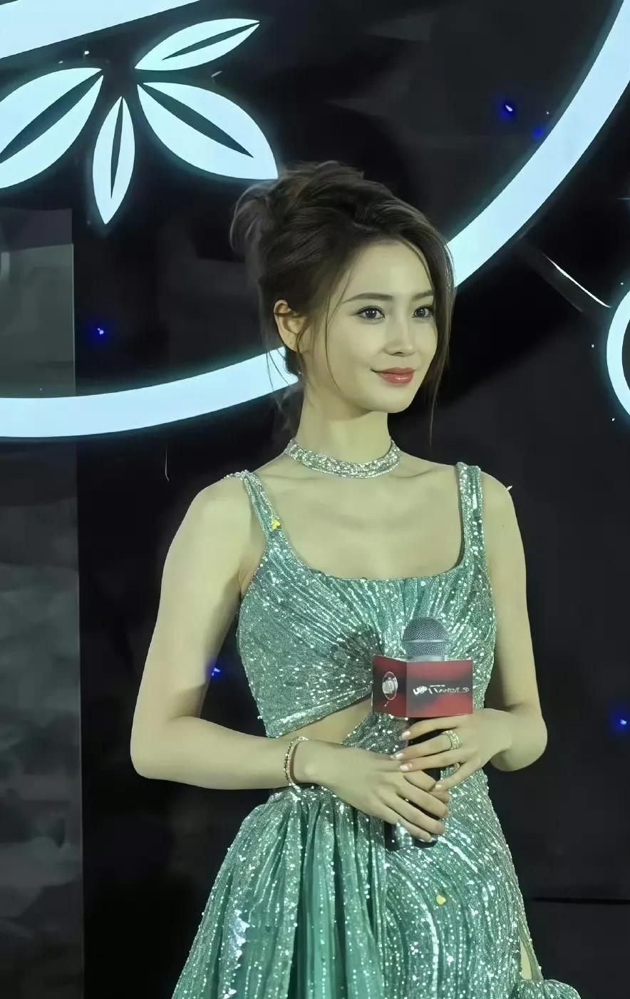 内娱三顶流女星近期状态对比，真的不敢看！怪不得老话说：人比人气死人。[笑着哭]