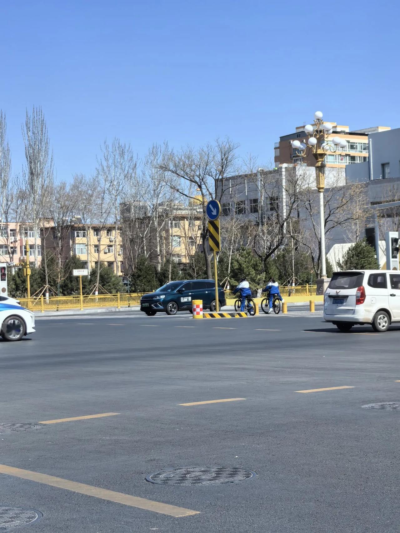 今天中午，太原市迎泽大街与桃园路交叉口，由南向北方向，红灯已经亮起，两名中学生有