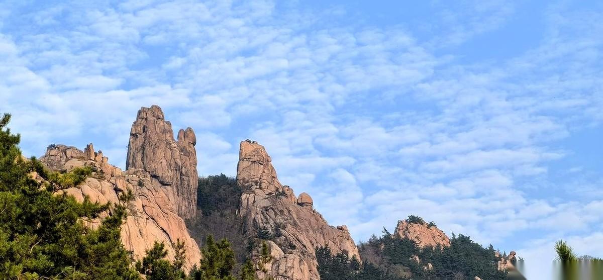我今天去爬山，在山脚下，差点以为自己穿越了。守林的大哥拦住我，我心想，得，又白