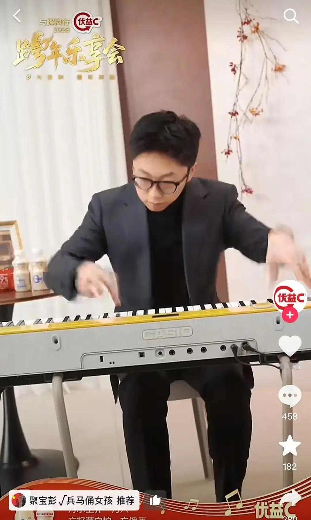 穿越梗炸了！500万债变笑点昨晚东方甄选跨年，董宇辉一句“慢点弹，别穿越”