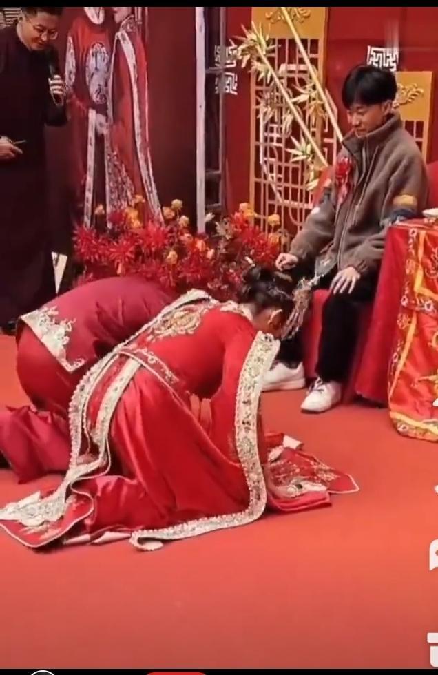 有趣的婚礼。他向班主任请假，参加侄儿的婚礼。新娘子正是他的班主任。由于他的