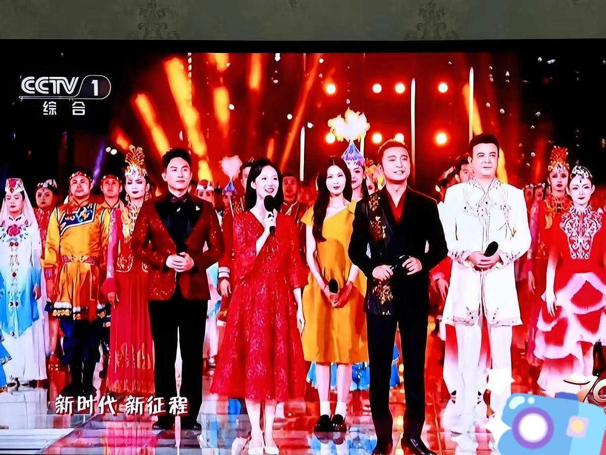 昨晚那台晚会的策划也太敢了吧！直接把新疆当成巨幕舞台，镜头从昆仑山脚拉到克拉