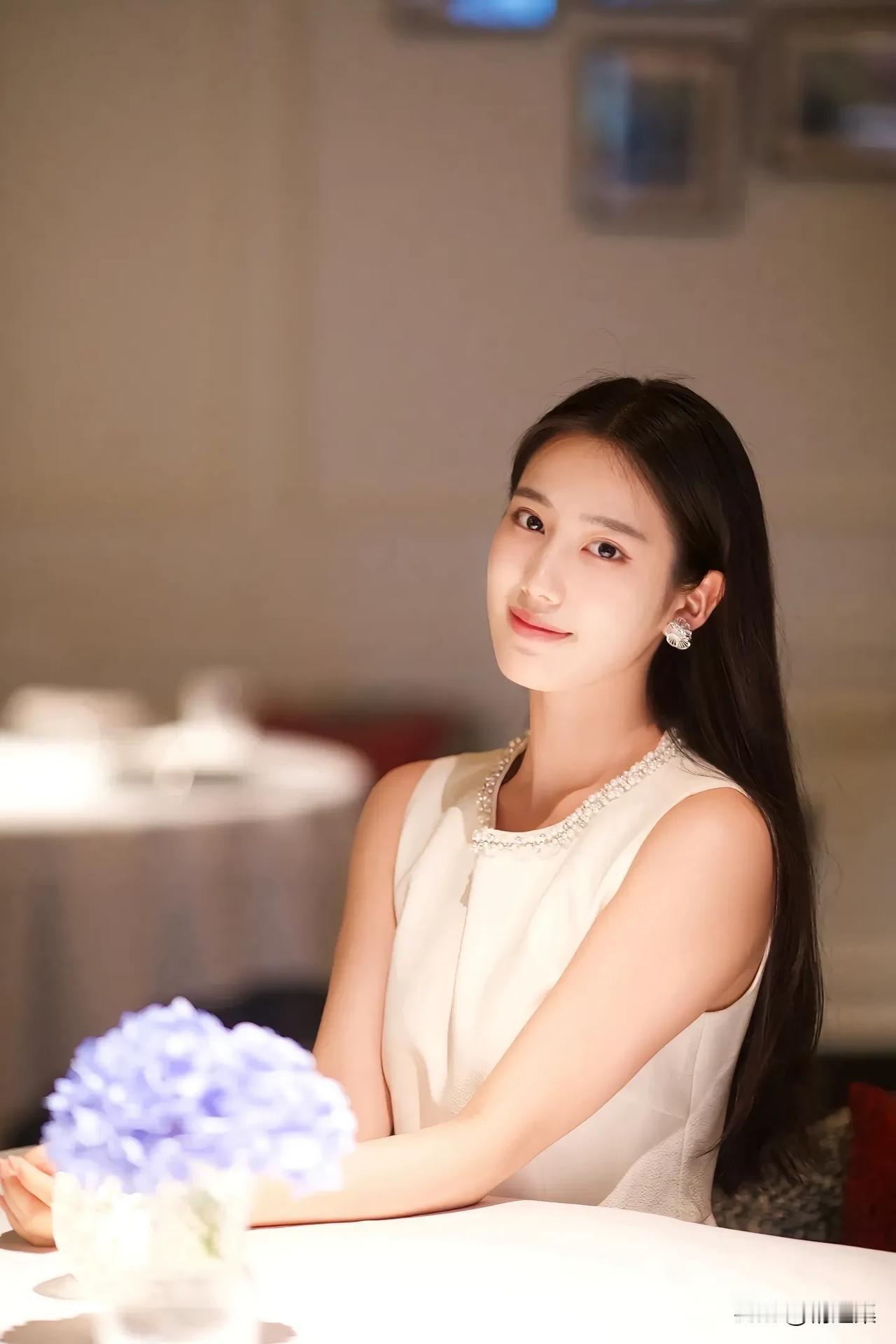 优雅白色晚礼服，静谧餐厅氛围，等待你的到来。