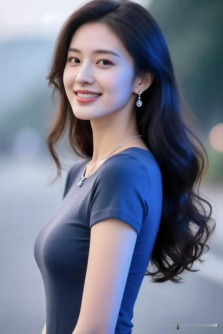 深蓝裙装勾勒曼妙曲线，微卷长发随风轻扬，明眸浅笑，尽显温婉优雅气质。