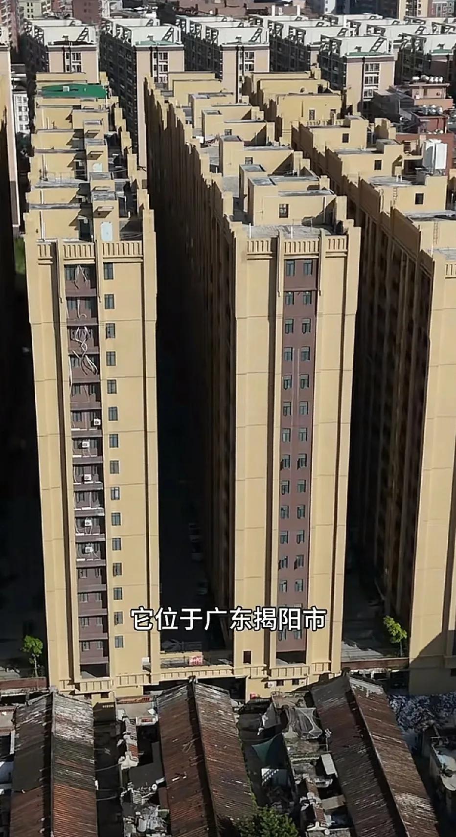 这有点压抑，感觉楼层之间太近了，楼层又高。中间那里的住户能看到阳光？白天会不会里