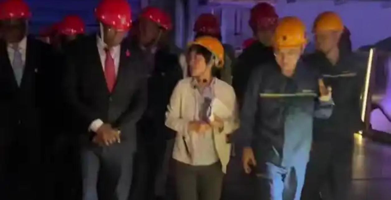 点赞中国智能制造！几内亚总理乌里·巴走进宝钢“黑灯工厂”6月25日下午，几内