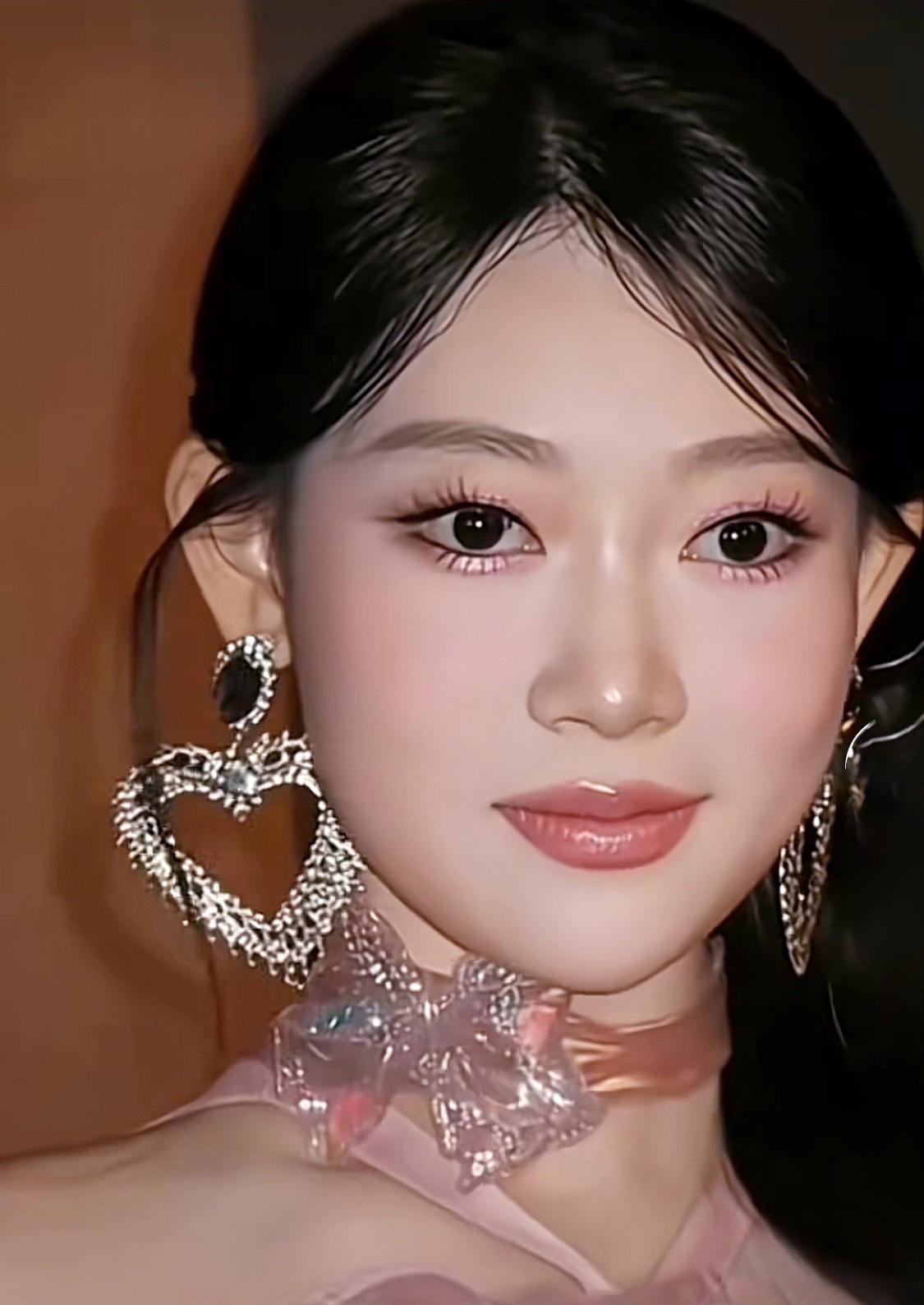 最近网上又在热炒沈佳润的话题，有人说她靠业内顶级化妆师“撑场面”，卸妆后颜值直接