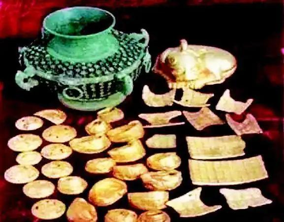 1982年的一天，江苏盱眙南窑庄的万家三兄弟和村民清理水渠时，竟从污黑的淤泥里，