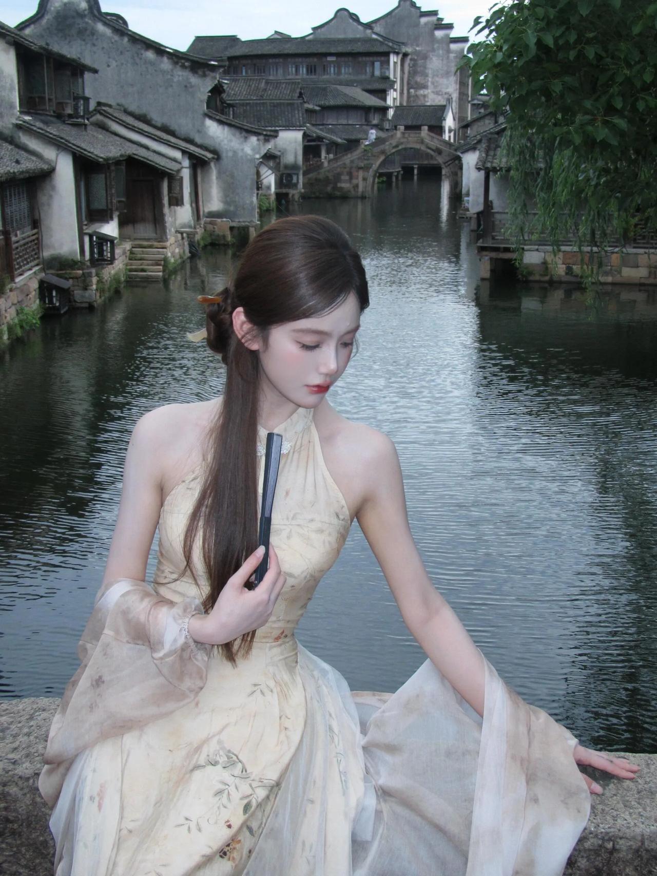 古风少女漫步水乡