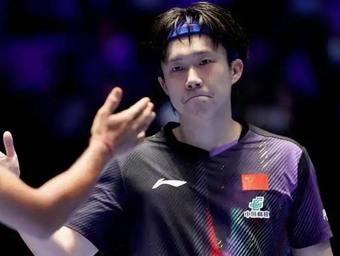 最新战报刚刚结束了一场WTT新加坡大满贯男单1/4决赛的较量，男单头号种子王