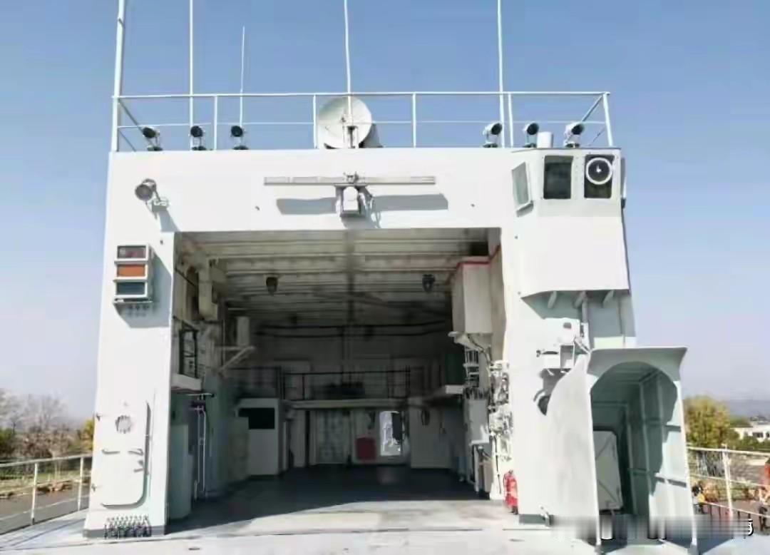 中国第一艘具备搭载直升机能力的驱护舰是哪艘？不是驱逐舰，而是第一代护卫舰中的54