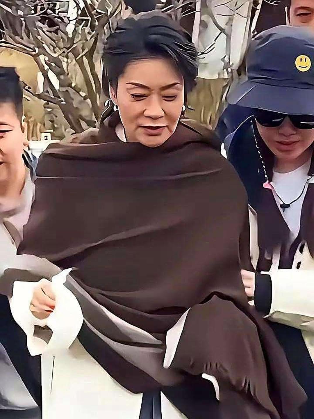 63岁毛阿敏白发不染，身板依旧挺拔，这精气神真让人佩服！人家靠的不是秘方，而是几