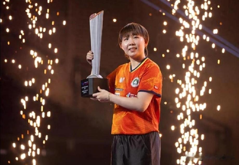 她爹，身家好几个亿。她呢？刚拼死拼活拿了个冠军，奖金110万。结果领奖台上，第一