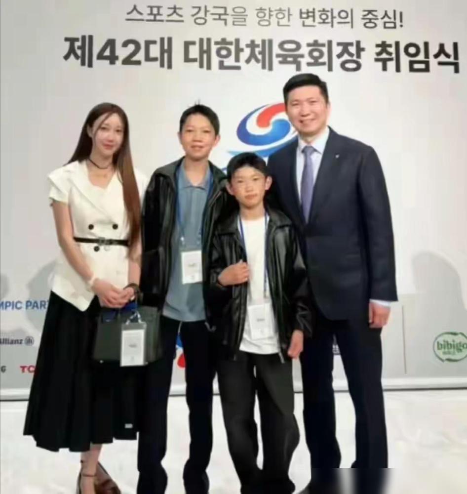 柳承敏王皓谁更幸福？2025年11月2日，雅典奥运会金牌银牌。刷到这俩老对手同一