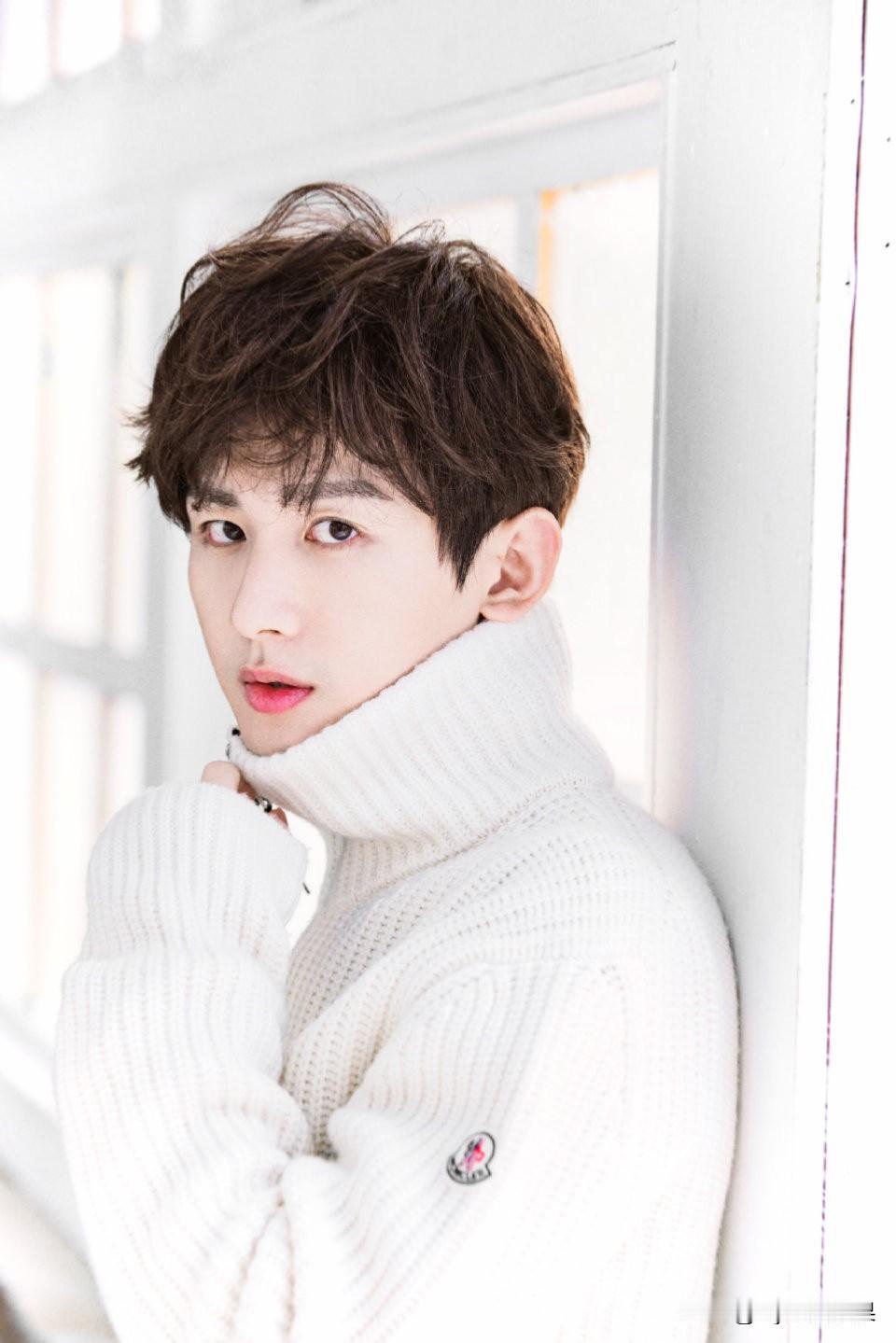 看得出来多芬对成毅的手很满意哦，别的品牌预热时，都是眼睛，嘴巴，手，还有成毅的剪