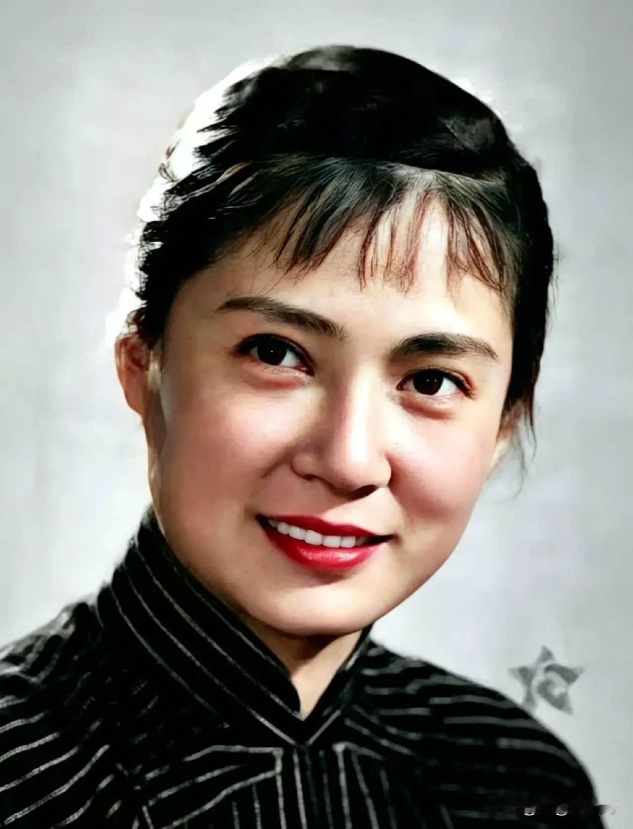 三位从青春美到暮年的电影表演艺术家。第一位：上影厂的秦怡被称作360度无死角，
