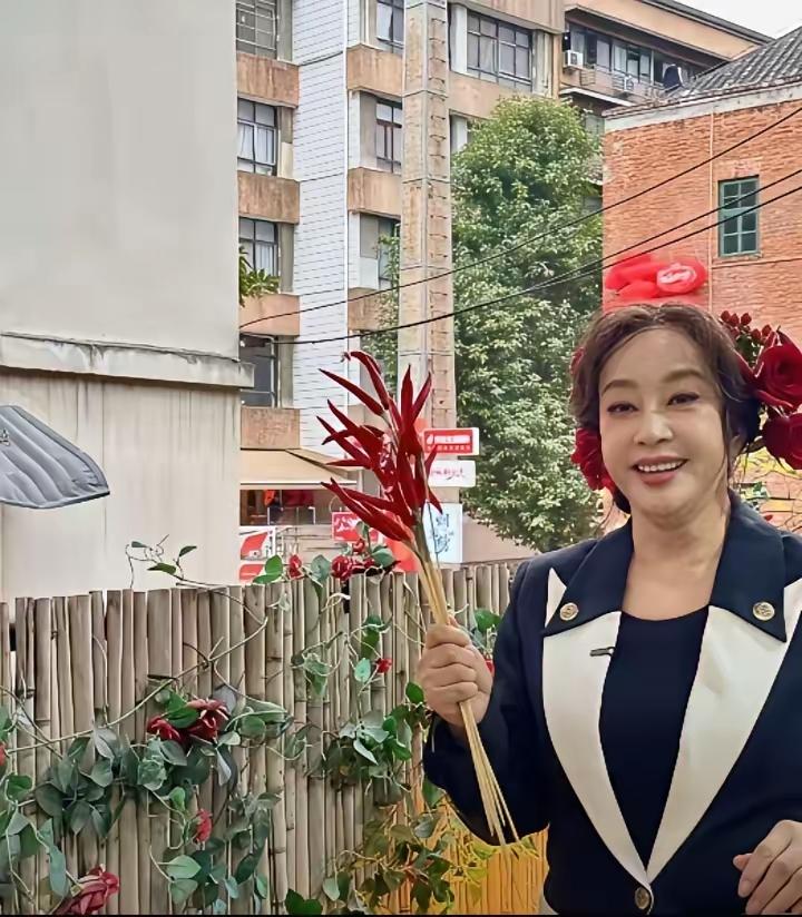 3月8日，75岁的刘晓庆现身重庆，那阵仗可太惊人了！她去戴家巷助阵开街，现场直接