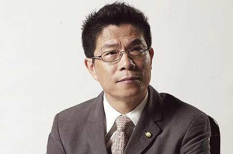 沈腾主演的《欢迎来龙餐馆》火了，华谊兄弟老板王中军可能要哭了，毕竟34家背后的资