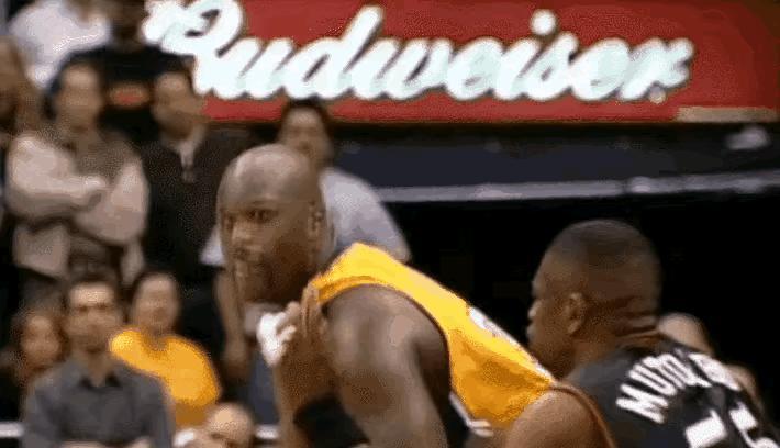 你以为奥尼尔靠蛮力碾压？他的背打成功率58.3%直接打脸。十个球进六个，效率