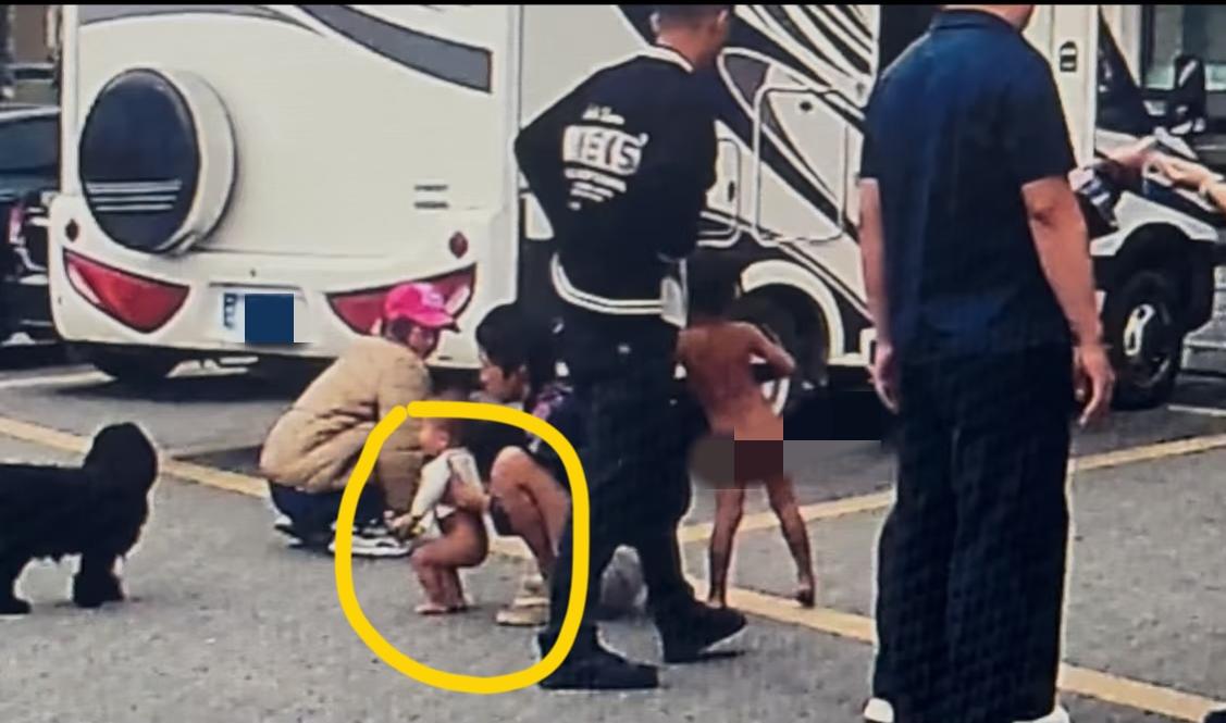 这对夫妻还有个二胎，大冷天也只穿一个薄上衣，无裤无鞋，在母亲帮助下练习走路，一家
