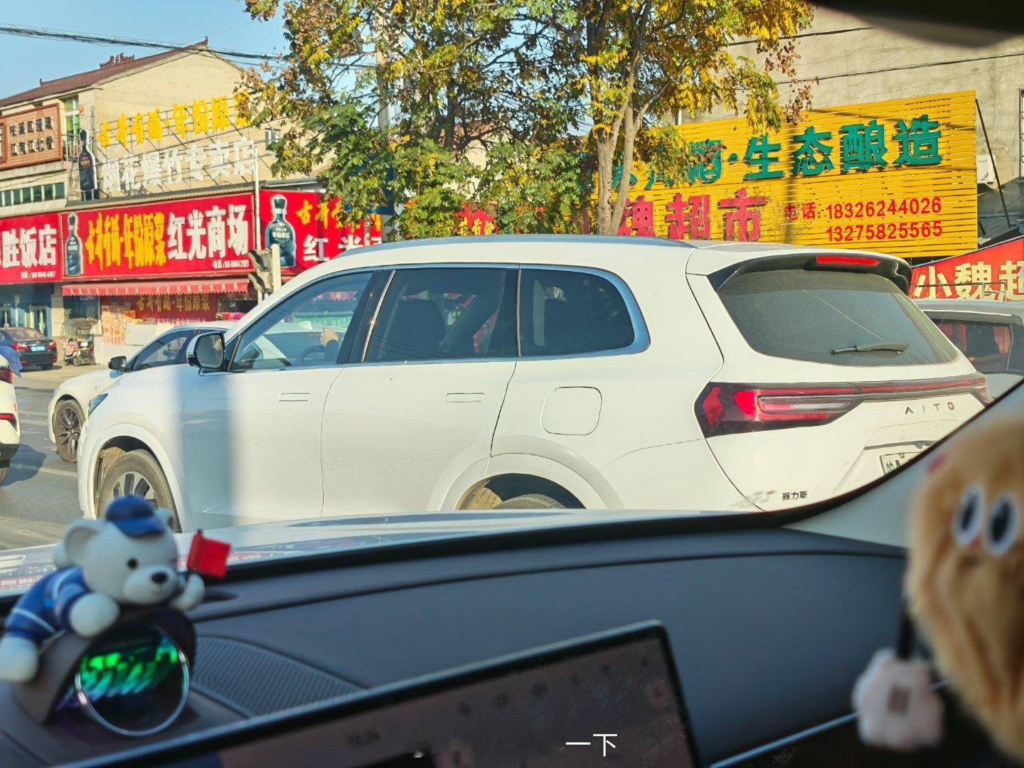 今天遇到一台白色的老款问界M7，我一直在它旁边走，车主一直看我也是白色的全新问界