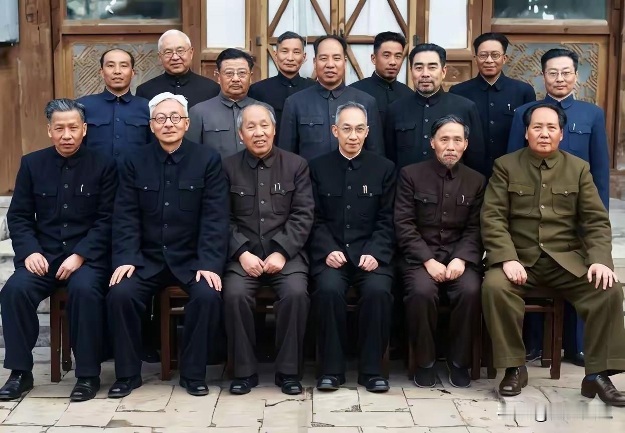这张照片真的是震惊我了，主席在与民主人士和党内老干部的合影中，并没有坐在中间的位
