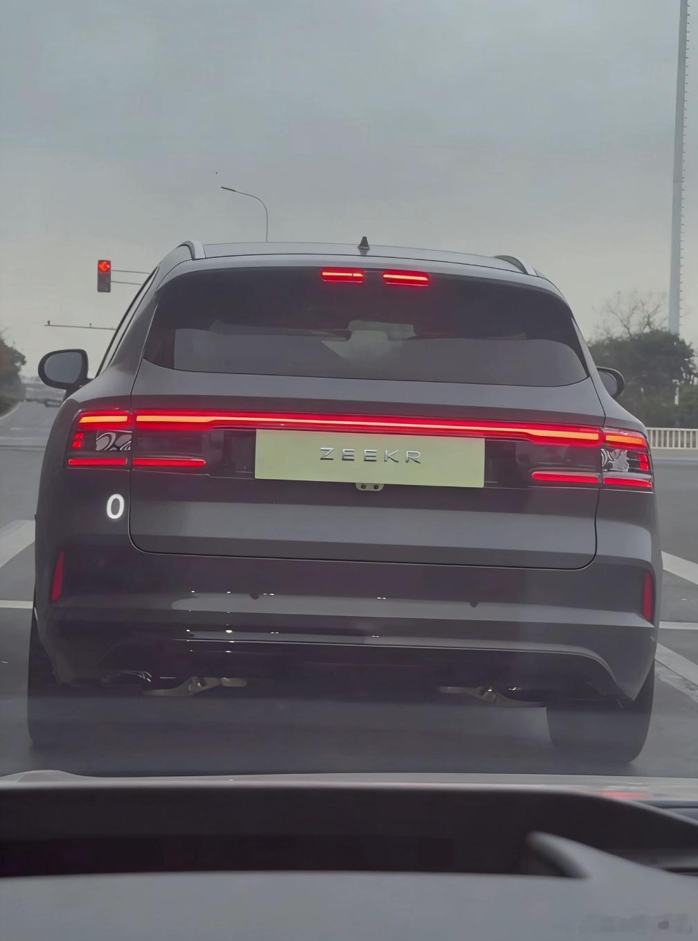 还得是ai呀，群里看到有人用ai把极氪8x的伪装脱了下来，这样看，还蛮帅大v聊