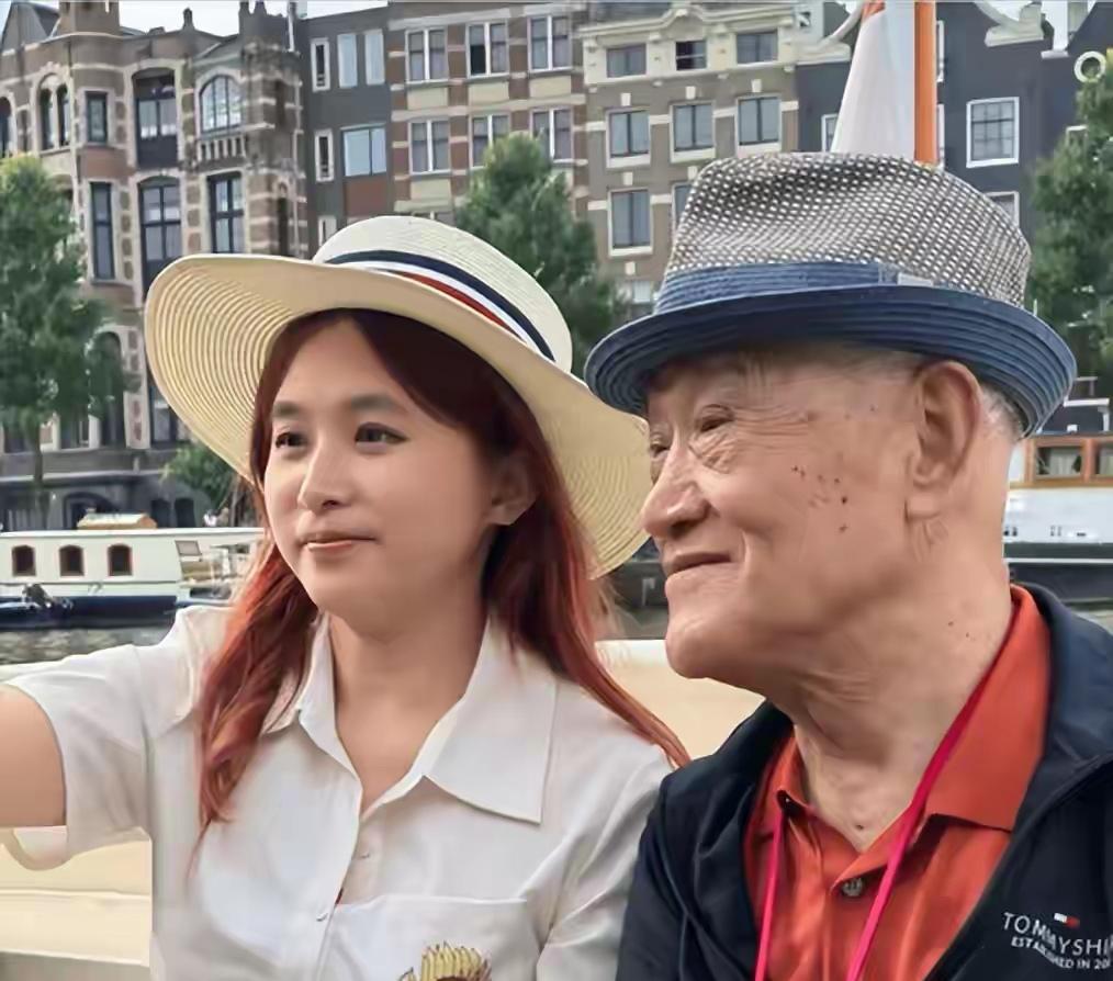 牛犇老师家的事儿，真是让人感慨。他儿子王侃因病走了，大家这才注意到他那个颜值超高