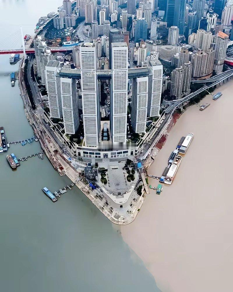 图一是一百多年前的重庆朝天门码头图二是现如今的重庆朝天门码头！