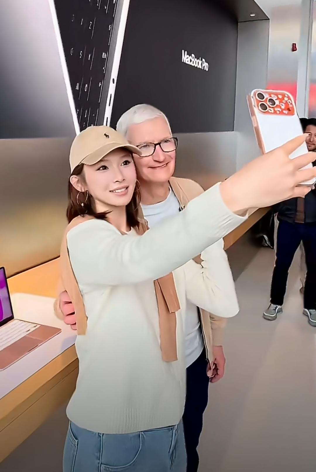 吴艳妮和库克同框自拍。大运动员妮姐举着iPhone咔咔自拍，再放眼看看现在