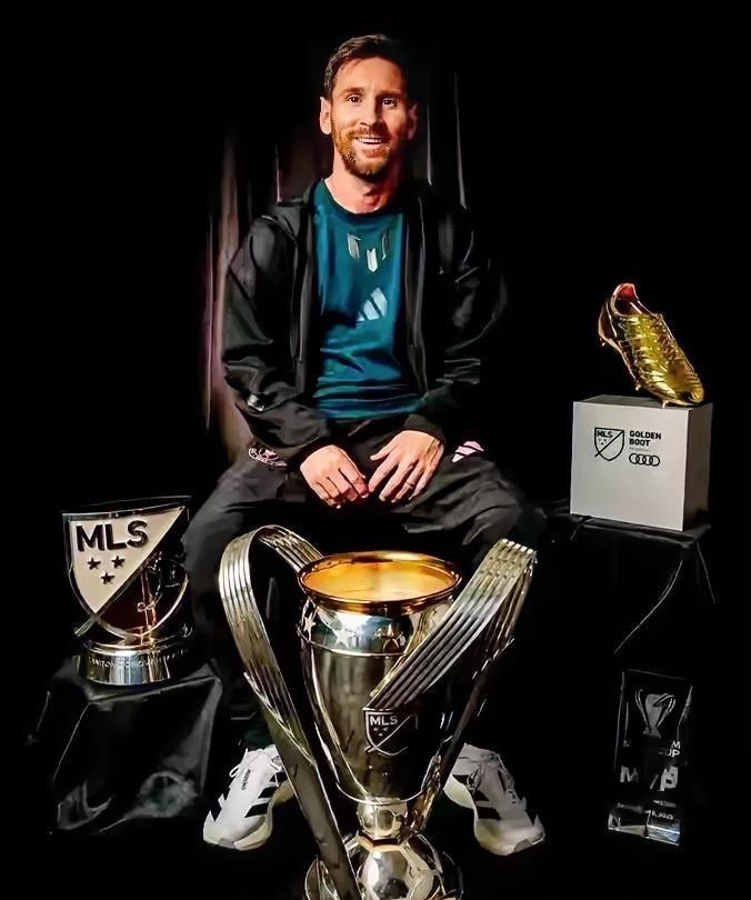 轰动社媒！梅西晒出本赛季三大奖，证明球王不老，世界杯不会拖阿根廷后腿！梅西很懒