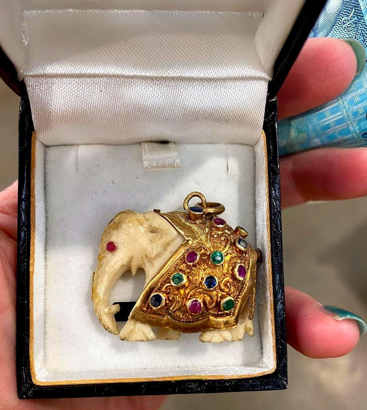 果不其然。英国方面突然宣布了，《象牙法》全面执行，商业交易一律不许，现场执