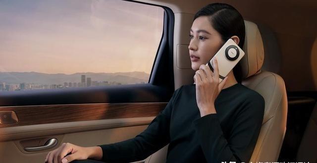 中国手机出货量持续下滑华为苹果逆市增长背后。手机发布会依旧热闹，镜头一排排，人