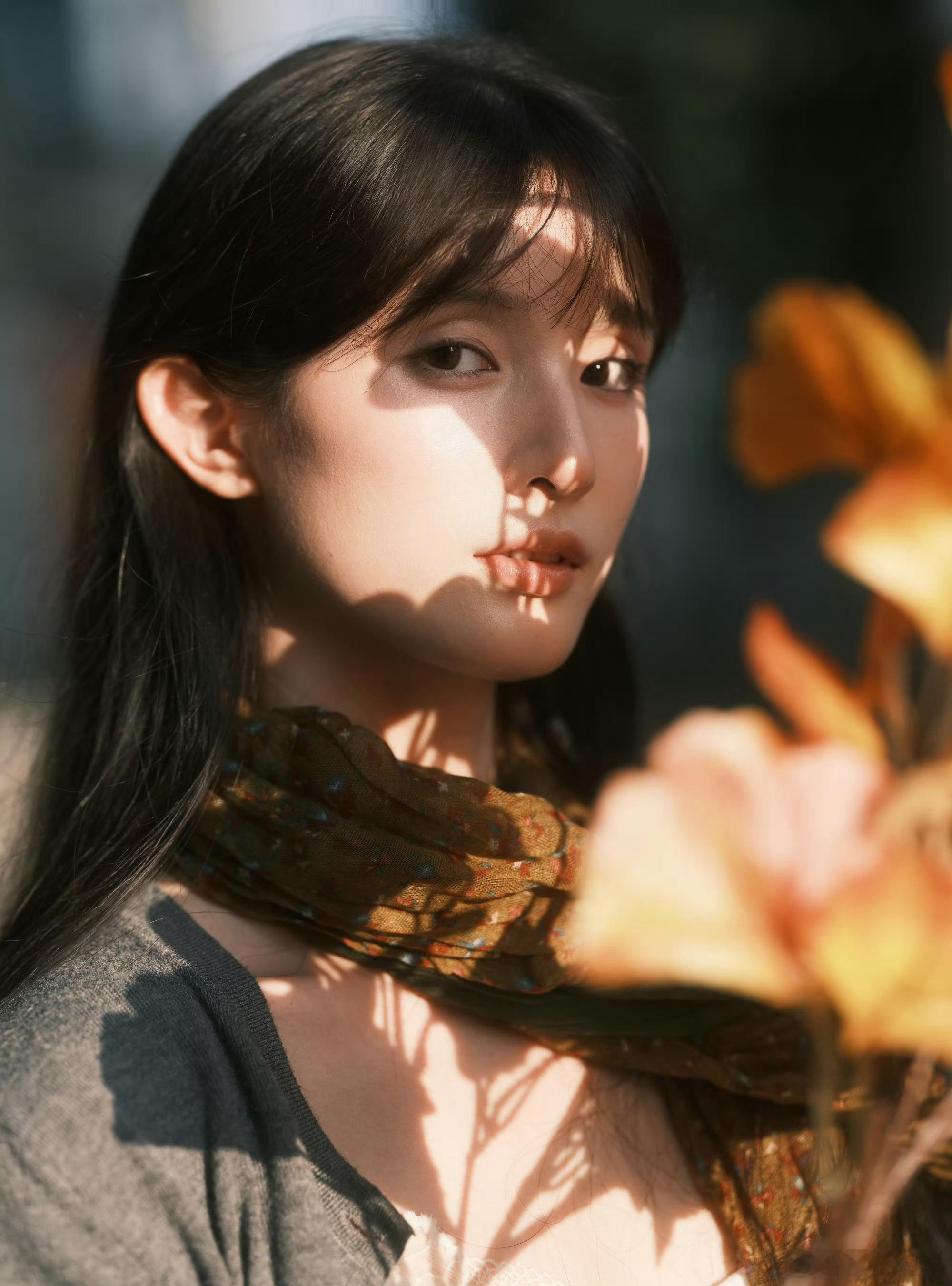 风接住秋日的叶子，光线落在眉眼之间。把秋天，捧在手里🍂摄影：​​​