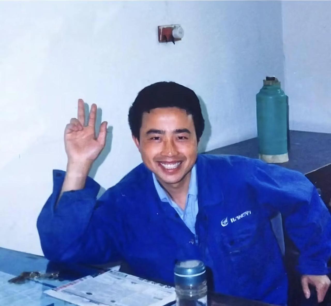 90年代通讯还没大发展，企业里电话都有自己的总机房，每个企业都是这样。刚开始是人