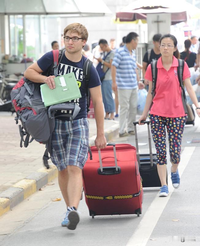 为何绝大多数留学生回国了？把留学生回国解释成“国外待不下去”，听着痛快，