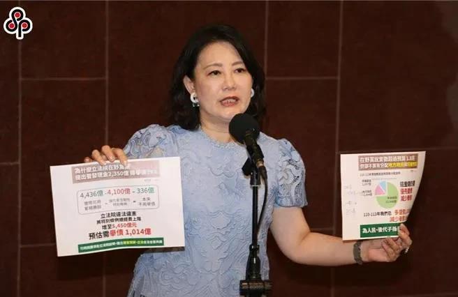726大罢免大失败后，大嘴巴吴思瑶怂了，她今天说，愿意向国、众政党递出橄榄枝，甚