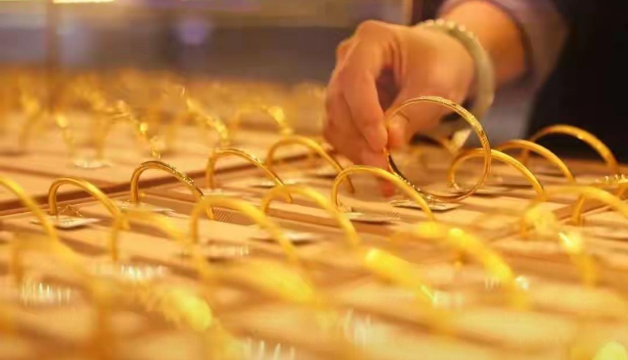 金价飙涨，首批“受害者”已经出现！你以为买金稳赚？有人结婚都快结不起了。金价