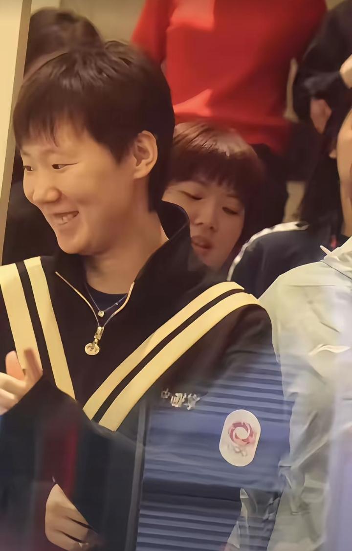 新加坡大满贯晚宴后，王曼昱和徐奕逛街的画面也太接地气了！两人吃完自助，手牵手逛环