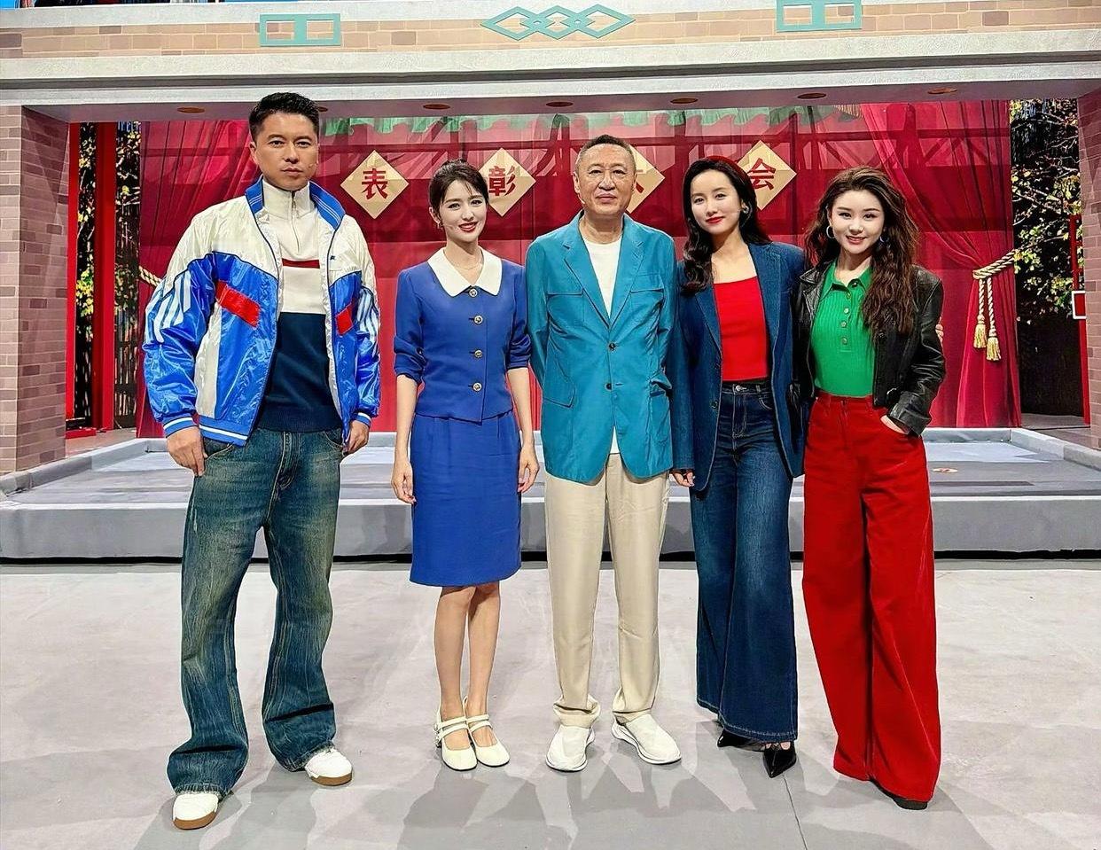 佟丽娅的头简直小到不要不要的，合照里一对比才发现，比吕一和李小萌的小太多了。​