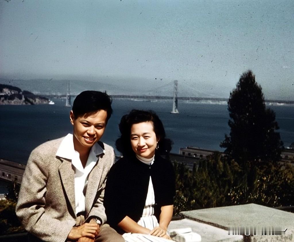 这张珍贵的老照片摄于1956年的美国旧金山，这才是杨振宁和杜致礼年轻时的真实貌相