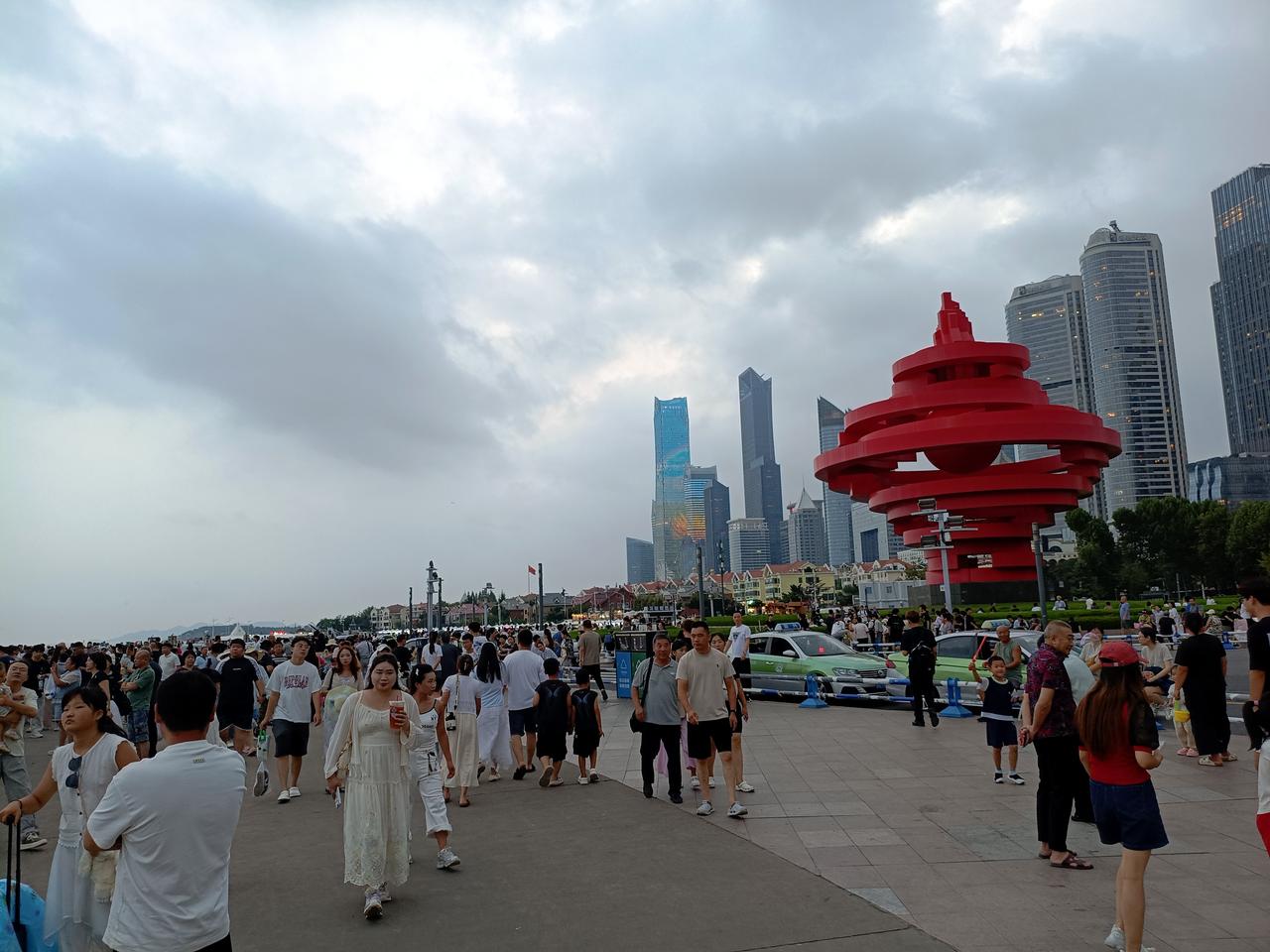 原以为暑假即将结束了，游客潮也该退去了，可昨天傍晚的青岛奥帆中心依然人头攒动。