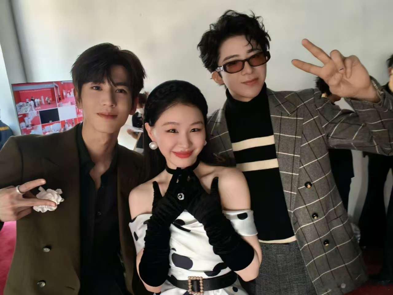 张凌赫金靖刘宇宁后台合照刘宇宁晒赫丽摸金宇刘宇宁晒赫丽摸金宇，好。