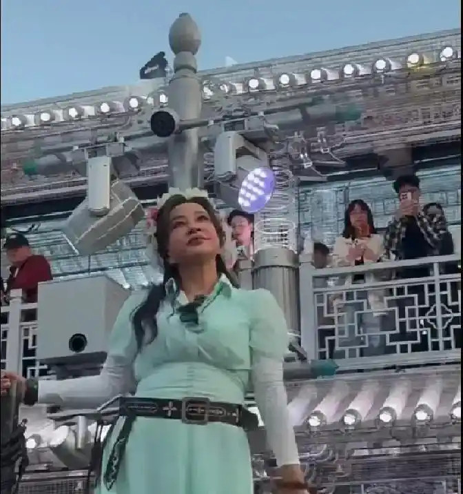 75岁刘晓庆洛阳紧身裙亮相！热搜爆了，内娱“逆龄流水线”更扎眼