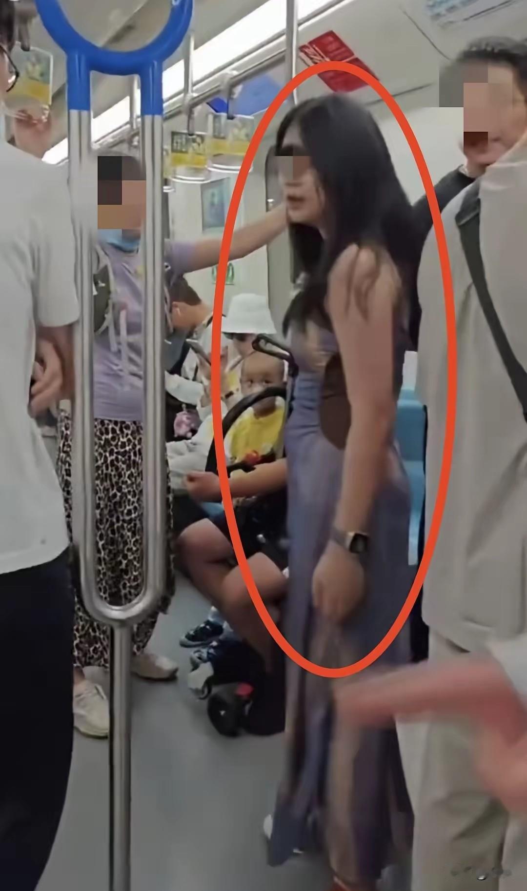 早高峰挤地铁，穿紫裙的女生好不容易扶住扶手站稳，抬头就撞见对面中年男的视线，在她