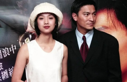 2004，刘德华演唱会上，他突然单膝跪地，向助唱嘉宾吴倩莲表白:“我喜欢你，嫁给