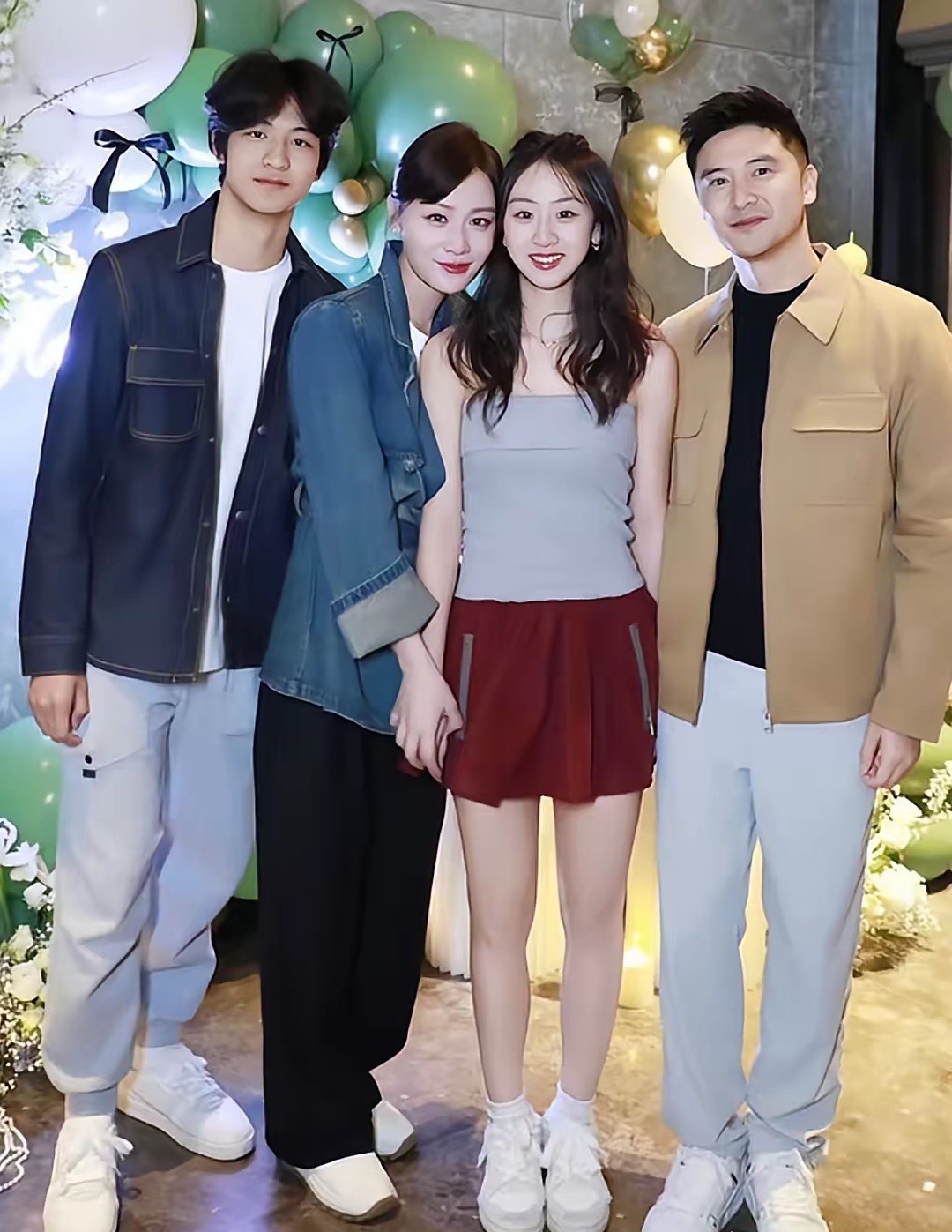 田亮晒一家四口同框，叶一茜搂着18岁女儿，母女俩身高齐平，170个头又瘦又有气质