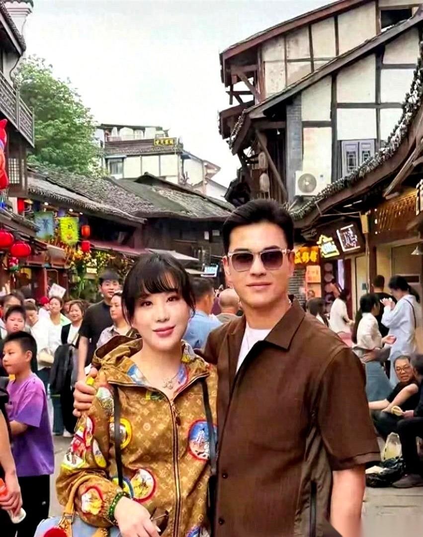 吕良伟都70了。这事儿要不是写出来，光看他在重庆街头那张照片，谁信？身边的路人