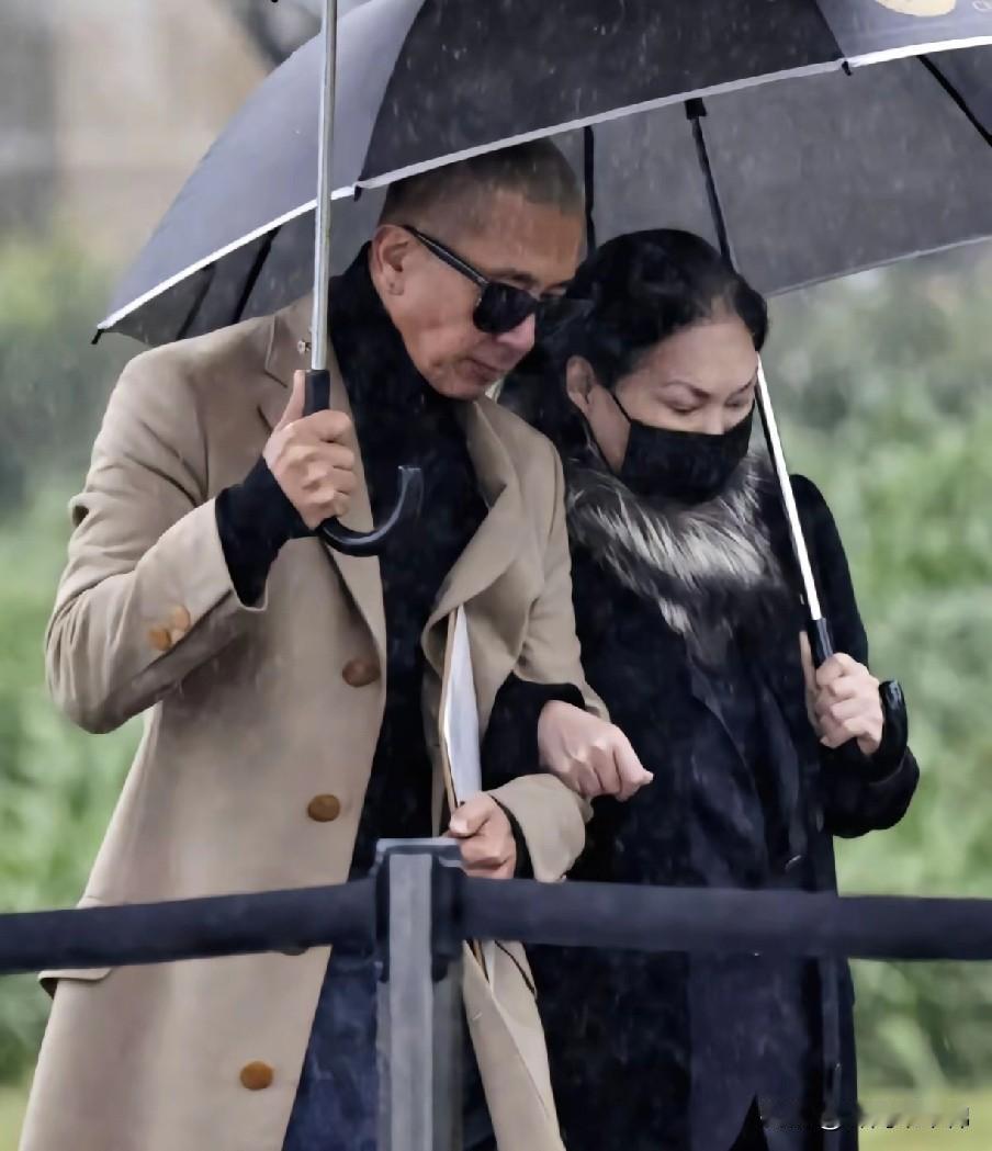 最让我不理解的是，小S明明就在旁边，S妈为啥要扑进具俊晔的怀里哭！？这两位年龄相