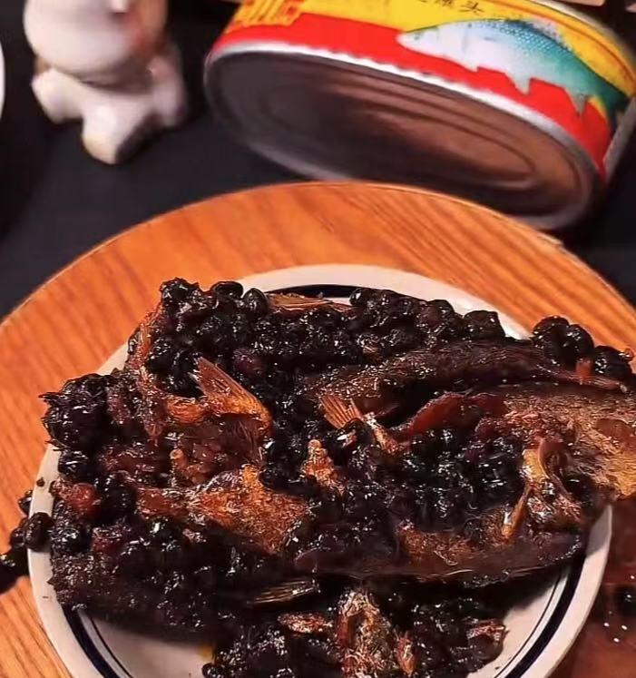 作为一个豆豉鲮鱼罐头的深度爱好者，中午买了一罐，罐头鱼已经不是以前那个罐头鱼了！
